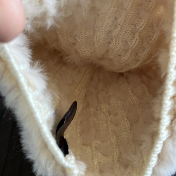 Fuzzy winter hat with pom pom - Picture 5 of 6